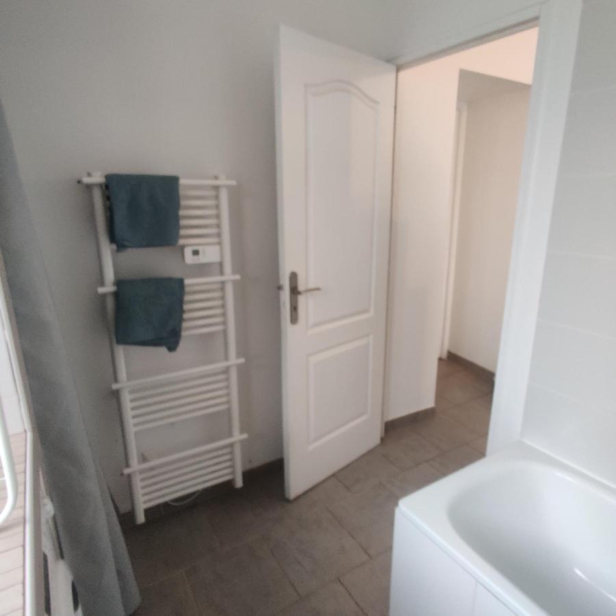 Maison 3 Chambres. Cour Privative 2 Places De Parking Privatives Corquilleroy